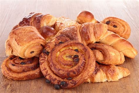 Assortiment de viennoiseries fraîches et colorées