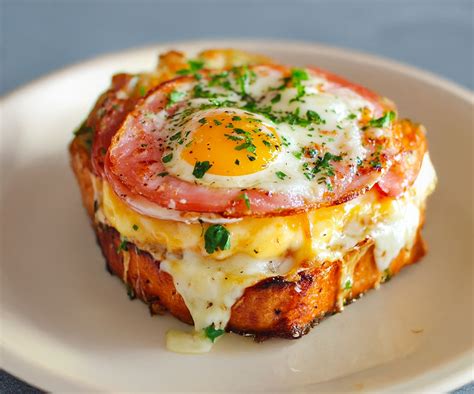 Croque Madame avec un œuf au plat sur le dessus