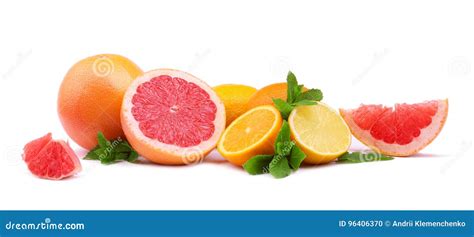 Citrons, oranges et pamplemousses coupés en deux