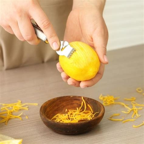 Zesteur fin gratant l'écorce d'un citron