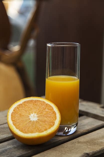 Un verre doseur rempli de jus d'orange et de citron