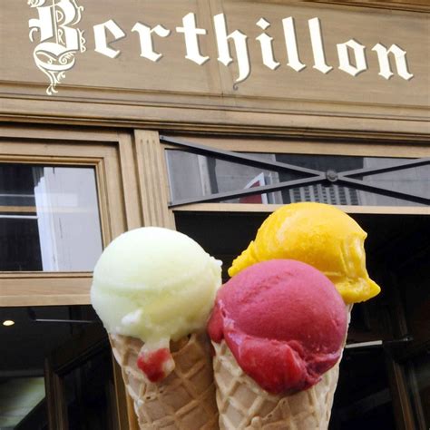 Intérieur d'une boutique Berthillon avec des présentoirs de glaces colorées