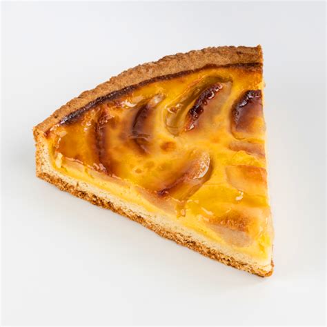 Gros plan sur une part de tarte Tatin Berthillon avec des pommes caramélisées brillantes
