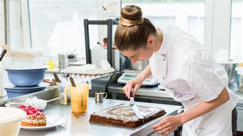 Un apprenti pâtissier participant à un concours