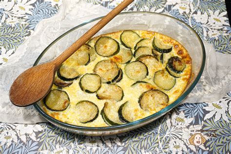 Image d’un plat gratiné de chou-fleur et courgettes, couleurs dorées et sauce béchamel visible