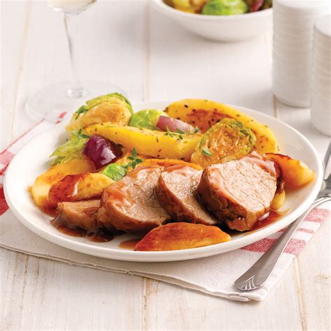 Assiette de filet mignon de porc avec pommes de terre rôties et légumes verts