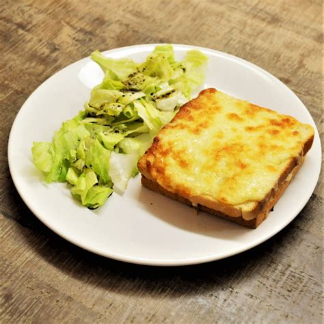 Croque-monsieur léger avec salade verte