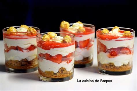 Verrines de dessert aux fraises, mascarpone et spéculoos dressées