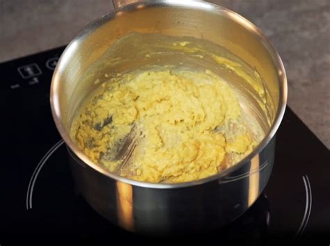 Illustration du roux blanc et de liaisons sauce-blanquette