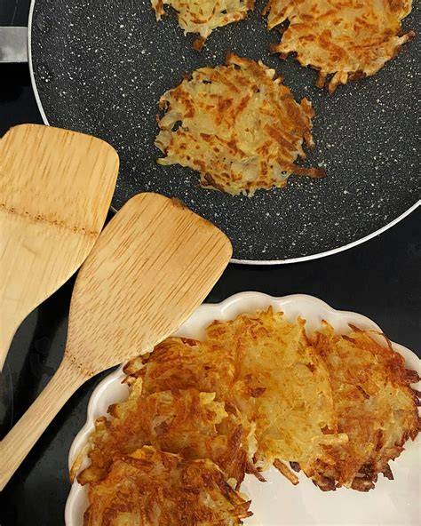 Schéma de cuisson des rösti montrant la progression de la coloration dorée des deux côtés
