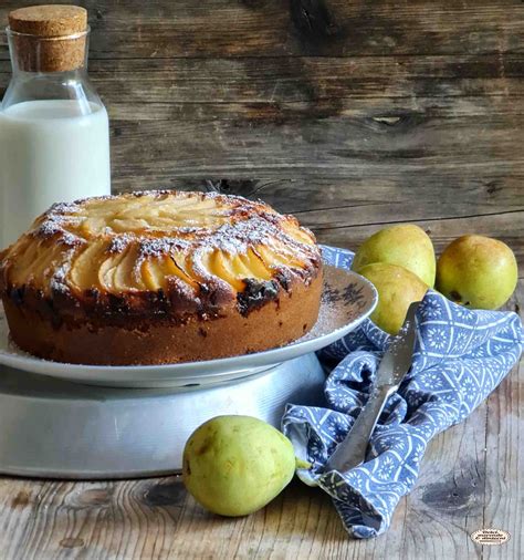 Vue d'ensemble d'une Torta Ricotta e Pere décorée