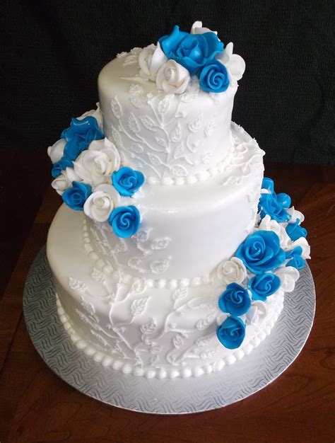 Gâteau à étages décoré de roses bleues et blanches
