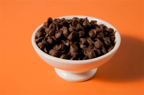 Un assortiment de pépites de chocolat dans un bol