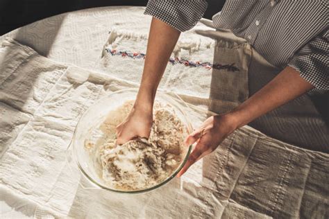 Une main mélangeant délicatement de la pâte à cake