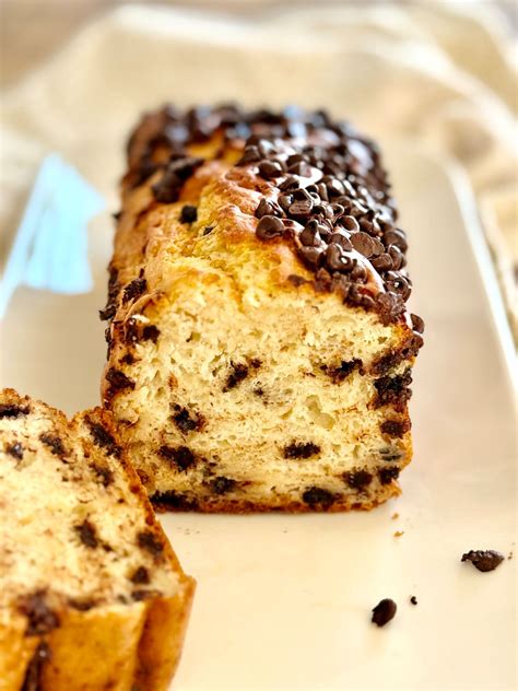 Un cake aux pépites de chocolat doré sortant du four