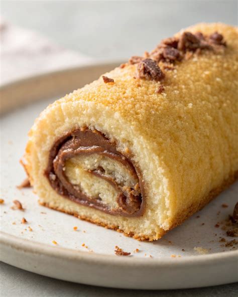 Biscuit roulé au cacao étalé sur une plaque avant cuisson