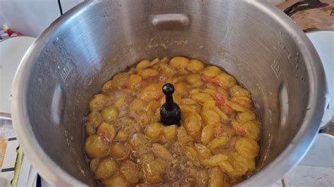 Casserole de confiture de quetsches et mirabelles mijotant