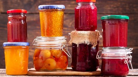 Pots de confiture stérilisés alignés