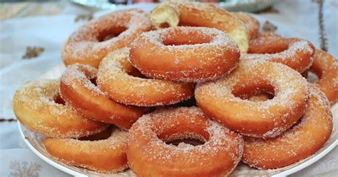 Beignets dorés et fumants sortant de la friture