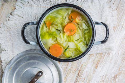 Illustration d’une soupe veloutée au chou pointu et légumes