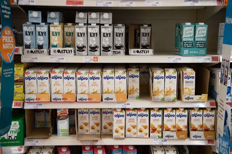 Diversité des laits végétaux dans un supermarché
