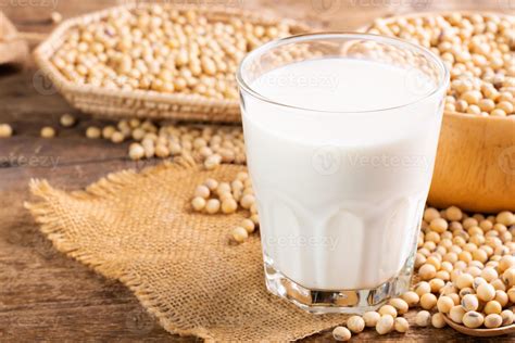 Verre de lait de soja avec des graines de soja