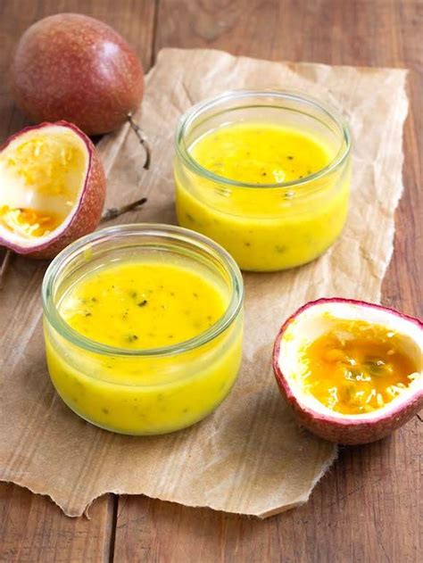 Crème de fruits de la passion dans une casserole