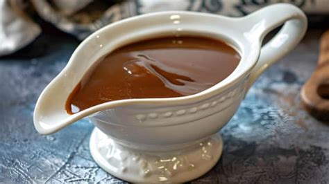 Casserole avec une sauce brune réduisant doucement