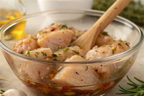 Poulet mariné dans un bol avec lait et épices