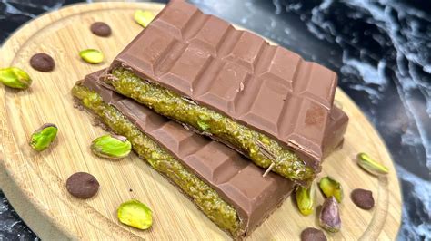 Tablette de chocolat au lait avec garniture à la pistache et au kadaïf