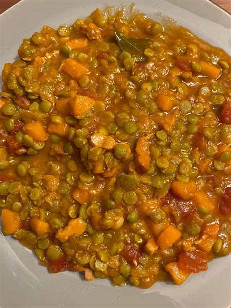 Casserole de pois cassés en cuisson