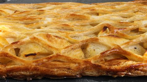 Une tarte avec un treillage de pâte feuilletée