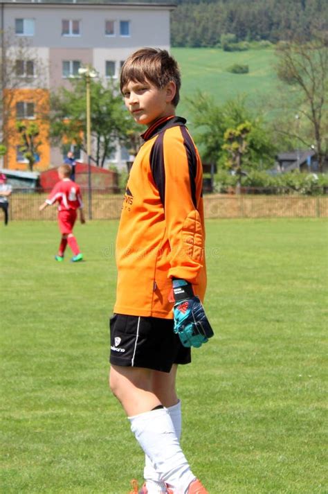 Jeune gardien de but regardant un ballon de football