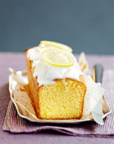 Un cake au citron doré avec un glaçage blanc