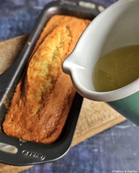 Un cake au citron sortant du four, encore dans son moule