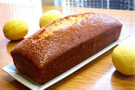 Un cake au citron glacé, décoré de zestes