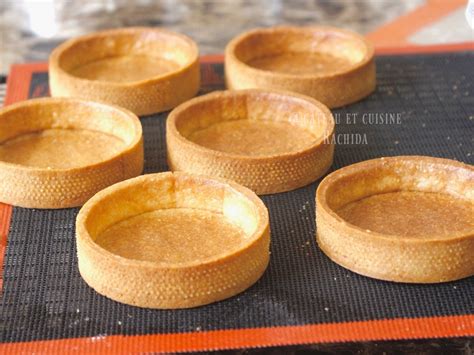 fond de tartelette parfaitement aplati dans un moule