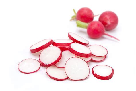 radis roses frais coupés en rondelles