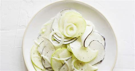 salade d'hiver avec rondelles de radis noir