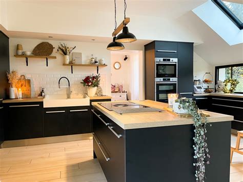 Une cuisine moderne avec un îlot central spacieux et fonctionnel
