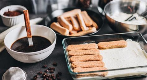 Ingrédients pour le tiramisu : mascarpone, œufs, café, biscuits