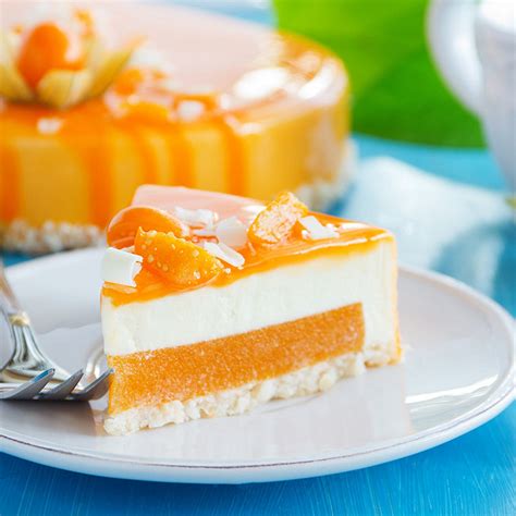 Illustration d'un bavarois coco passion coupé en tranche, montrant les différentes couches