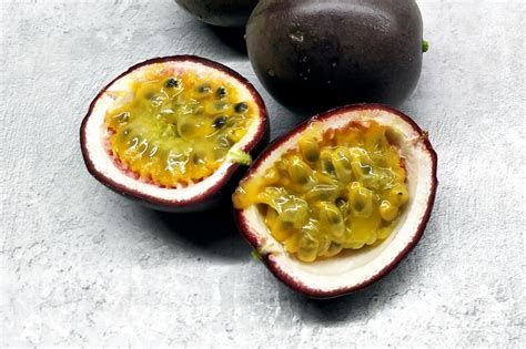 Photographie de fruits de la passion frais et de leur pulpe