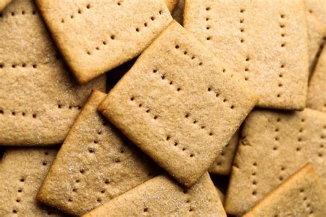 Illustration des étapes de préparation: disposition des biscuits Graham et nappage au caramel