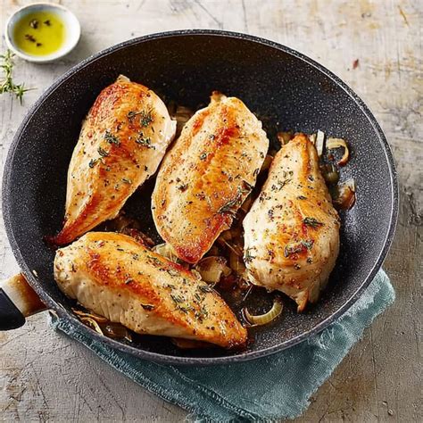 Jus de cuisson de poulet dans une poêle