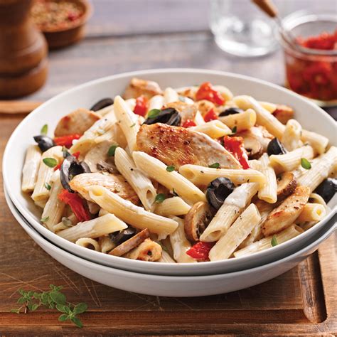 Assiette de pâtes au poulet rôti et herbes fraîches