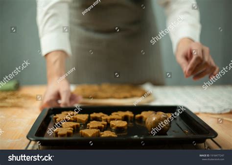 Chef cuisinier préparant des biscuits
