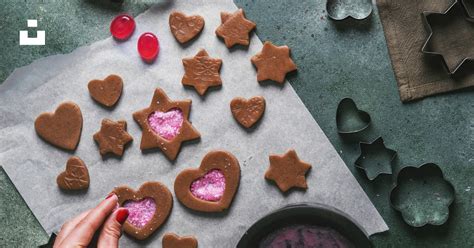 Personne décorant des biscuits maison