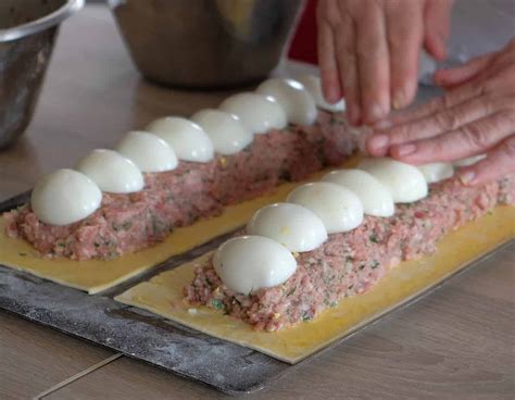 Photo étape par étape : montage du pâté berrichon avec œufs durs visibles