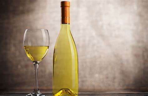 Bouteille de vin blanc Cairanne Blanc ‘Silice’ du Domaine Boisson et verre de vin en accompagnement